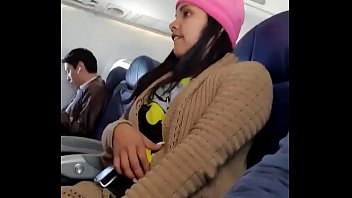 Novinha mostrando as tetas no avião